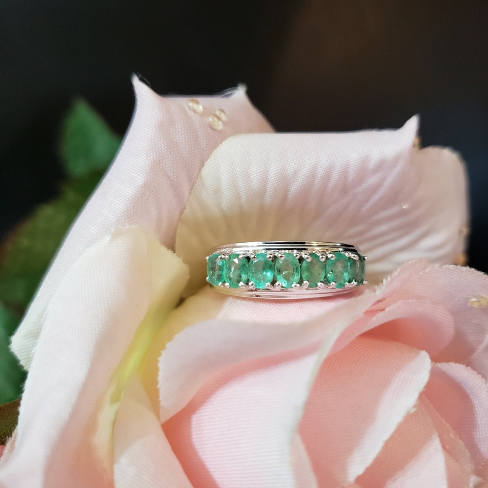 Lovely Solid 10kt White Gold & Natural Emerald